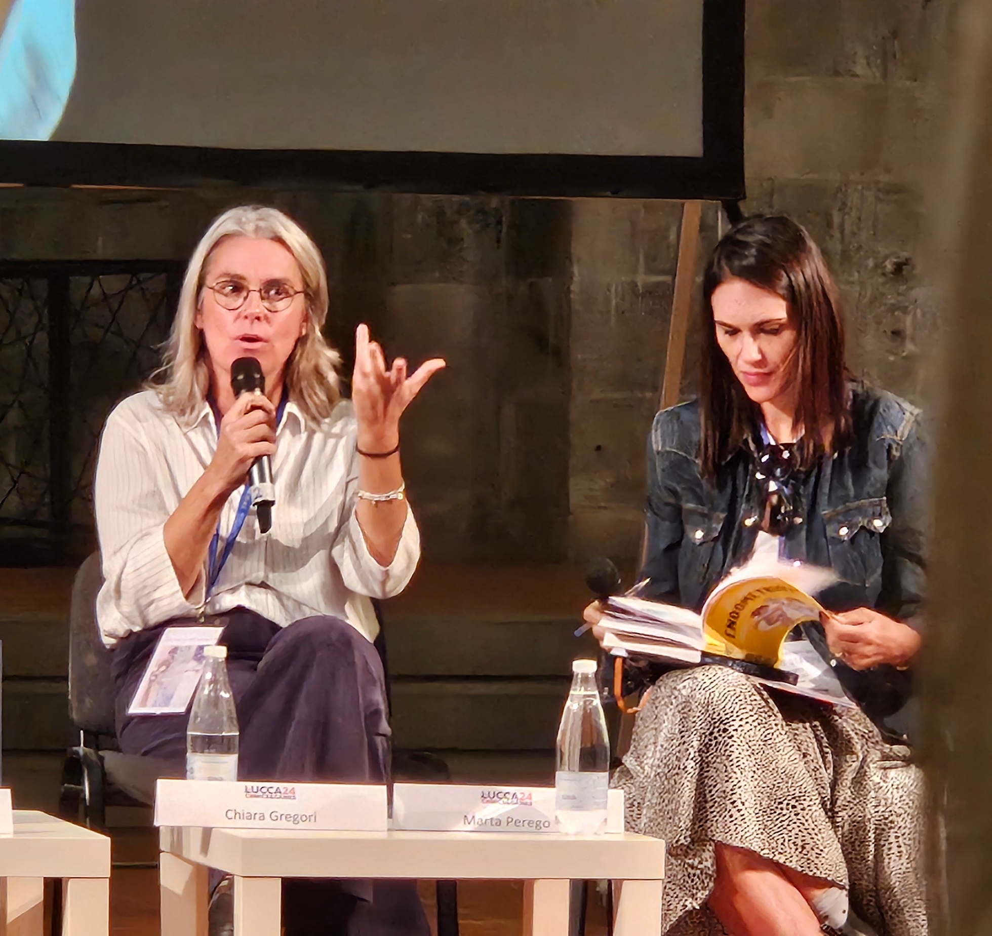Figura 1: (A sinistra) Dott.ssa Chiara Gregori durante l’incontro [fotografia originale, 2024]